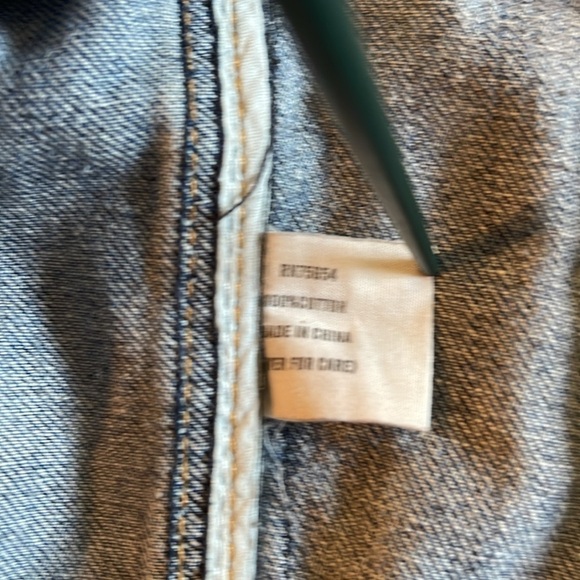 Ezra Fitch button cropped medium wash L distressed  jacket with panel inserts - Picture 8 of 17